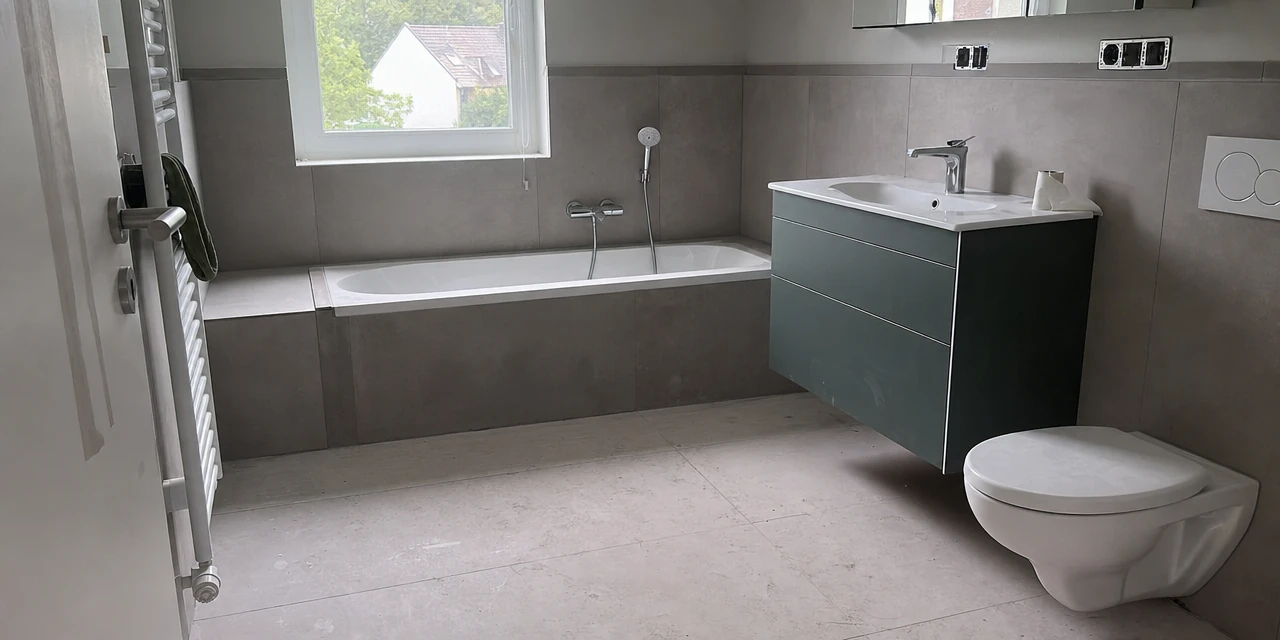 Fertig ausgestattetes Bad mit Badewanne, Waschtisch und WC