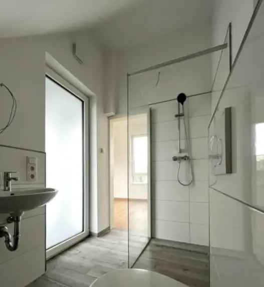 Fertig saniertes Bad in Düsseldorf mit begehbarer Dusche