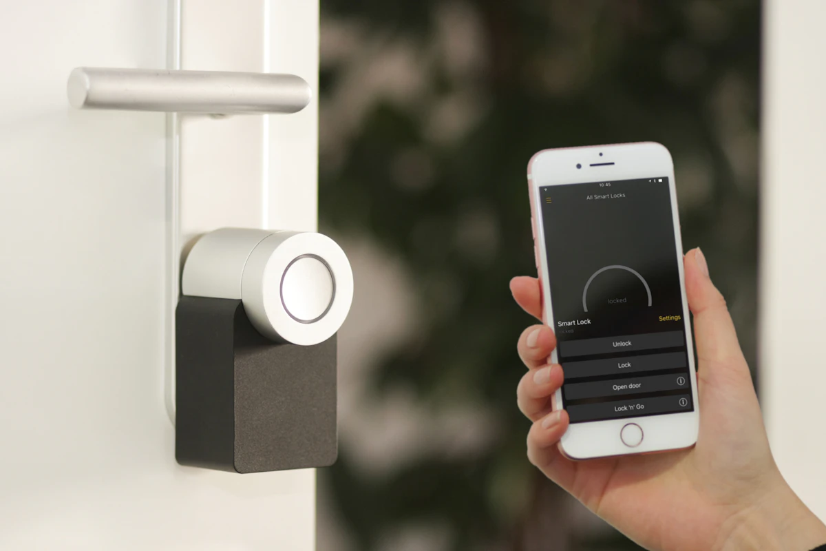 Smart-Home-Steuerung in einem modernen Haus