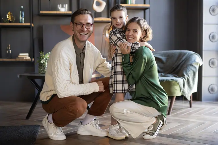 Zufriedene Bauherren in ihrem neuen Zuhause